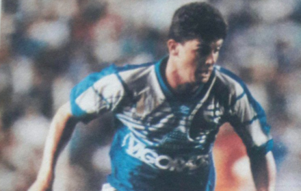 Edú Manga durante su etapa en Emelec en 1994, vistiendo la camiseta azul eléctrica.