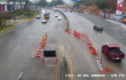 calzada mojada en avenida del Bombero
