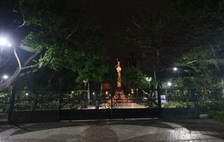 Plaza del Centenario a oscuras