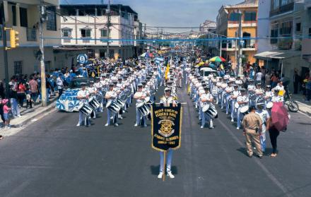 Desfile en el barrio Garay por la Independencia de Guayaquil