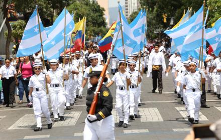 desfile estudiantil por las fiestas de Guayaquil