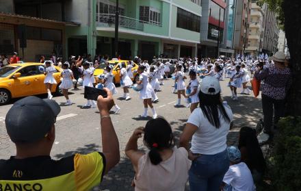 Desfile estudiantil en el centro de Guayaquil por las fiestas octubrinas