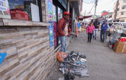 Jenner Rogel Córdova vende antenas y controles remotos para TV, en la Lizardo Ruiz, en Cotocollao, norte de Quito. Desistió de las diálisis, debe trabajar para sobrevivir.
