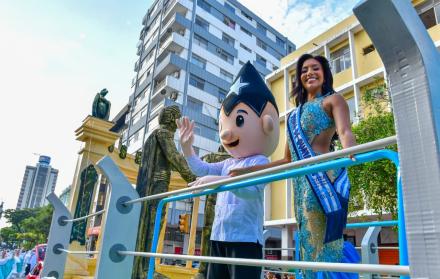 reina de Guayaquil Jenniffer Tutivén en carro alegórico