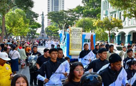 desfile de carros alegóricos en el centro de Guayaquil