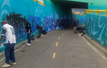 Ataque. Los infractores fueron sorprendidos por los agentes de tránsito, cuando vandalizaban el mural en El Labrador.