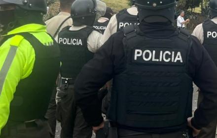 Los agentes de la Policía impidieron que la marcha del pueblo Kitu Kara avance por la avenida 12 de Octubre, en Quito.