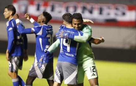 El abrazo eterno con  Pedro Ortiz en el festejo de Emelec en Copa Ecuador.