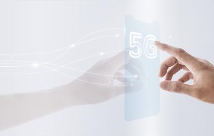 tecnologia-de-fondo-de-red-global-5g-con-medios-remezclados-de-telefonos-inteligentes-transparentes-futuristas (1)