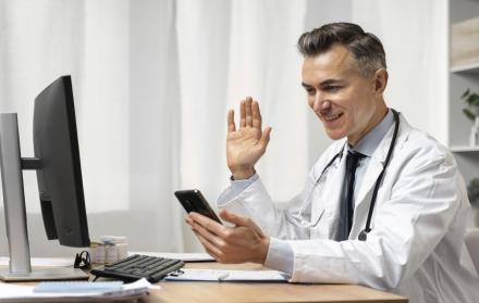 doctor-ofreciendo-teleconsulta-medica