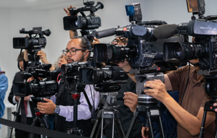 Foto representativa de periodistas y camarógrafos en una rueda de prensa.