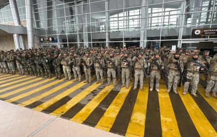 Militares de las Fuerzas Especiales embarcan desde el aeropuerto de Latacunga hacia Quito