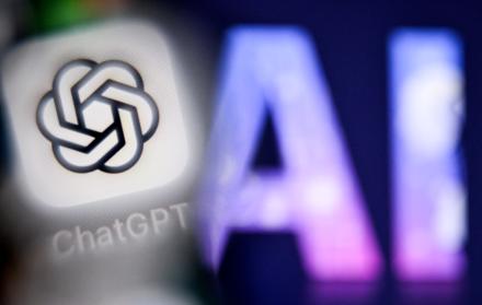 Una foto muestra las letras AI en la pantalla de una computadora, junto al logotipo de ChatGPT.