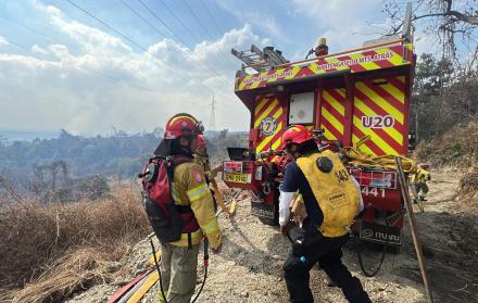 bomberos de Guayaquil en incendio forestal
