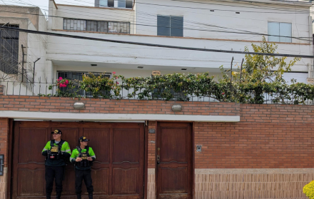 Integrantes de la Policía de Perú custodian la casa de la destituida presidenta de Perú Dina Boluarte este 10 de octubre de 2025, en Lima (Perú).