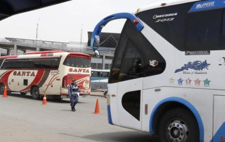 La Agencia Nacional de Tránsito emitió un comunicado en el que prohíbe el uso de unidades de transporte público y comercial para trasladar personas.