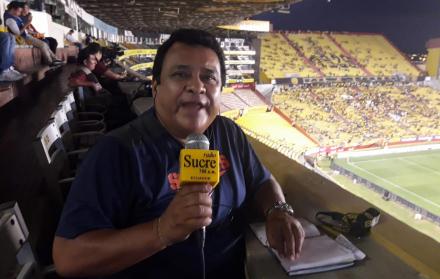 Gustavo Álvarez en una de sus coberturas en el Monumental.