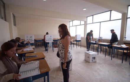 Miles de votantes en Ecuador deberán acudir a nuevos recintos el 16 de noviembre de 2025.