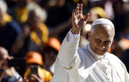 Pope Leo XVI greets p (15309433)