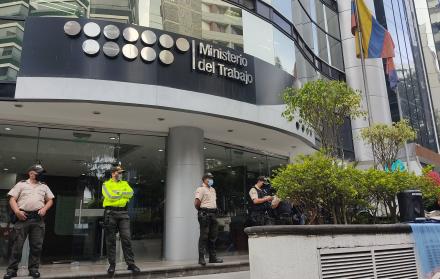 El Ministerio del Trabajo de Ecuador emitió un comunicado en el que habilita el uso de vacaciones como medida preventiva en casos de fuerza mayor.