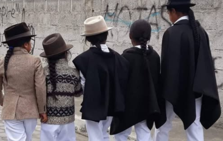 Una imagen representativa de niños y jóvenes kichwas con cabello largo.