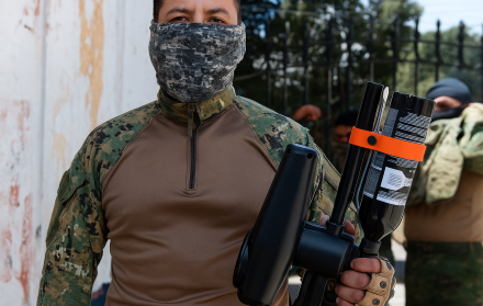 El VKS utiliza proyectiles de impacto cinético no letales, que pueden ser de pintura o gas.