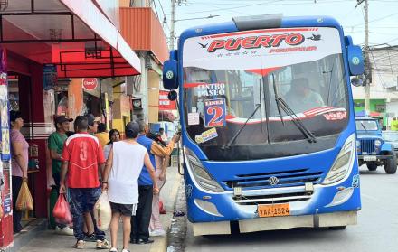 Los buses urbanos en el cantón La Libertad retomaron el servicio habitual la mañana de este lunes