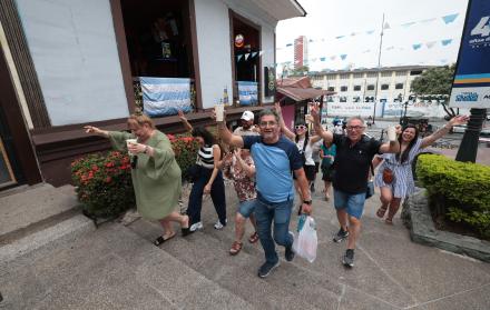 turistas en el cerro Santa Ana de Guayaquil