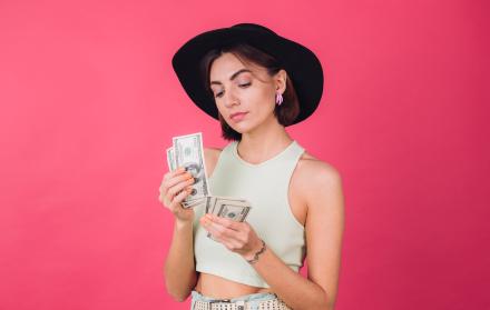 mujer-elegante-con-sombrero-en-la-pared-roja-rosa