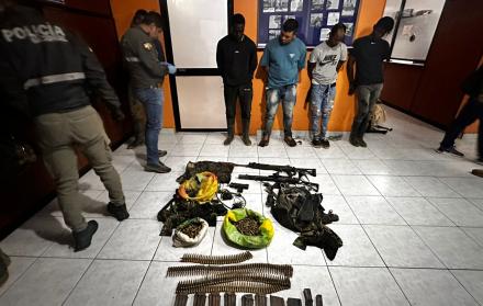 Cinco ciudadanos colombianos y dos ecuatorianas fueron detenidos durante un operativo militar contra la minería ilegal.