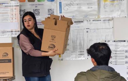 Ciudadanos capacitándose como miembros de mesa para la consulta popular Ecuador 2025.