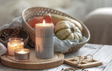 acogedora-composicion-otonal-con-velas-encendidas-y-calabazas-sobre-un-fondo-borroso