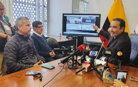 Juan González muestra video sobre vehículo vinculado a la explosión en la Bahía de Guayaquil.
