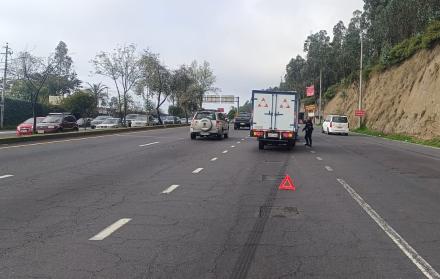 La AMT no reportó cierres viales por protestas en Quito este 16 de octubre. Los agentes controlaron el paso en la av. Simón Bolívar y detectaron un vehículo averiado.