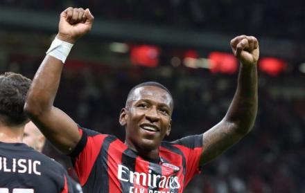 Pervis Estupiñán celebrando un gol con el A.C. Milan.