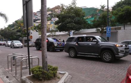 Policías se encargaron de desviar el tránsito durante la visita de la tía del presidente.