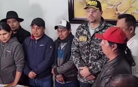 El ministro del Interior, John Reimberg, aparece junto a dirigentes indígenas de Imbabura anunciando un acuerdo de paz. Momento después de las declaraciones, se desataron más manifestaciones en Otavalo, en rechazo a ese convenio.