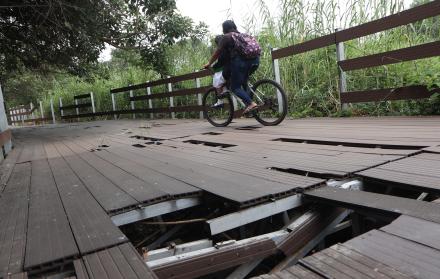 bicicleta en las camineras de isla Santay