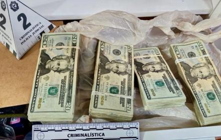 El notario Camilo Salinas Zamora fue detenido en un bus interprovincial, durante varios allanamientos en donde la Fiscalía se incautó fajos de dólares, celulares y documentos.