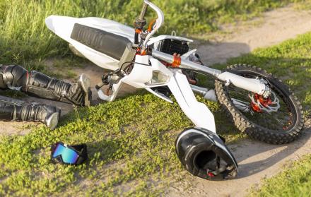 retrato-de-motociclista-herido-en-el-bosque