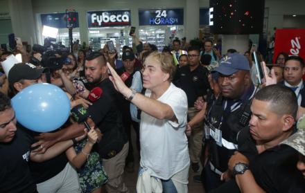 Cristian Castro a su llegada al aeropuerto de Guayaquil.