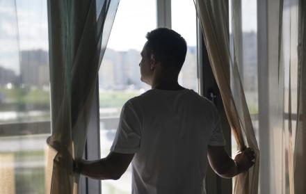retrato-creativo-del-hombre-con-cortinas-y-sombras-desde-la-ventana