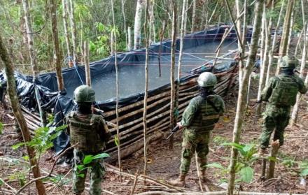 Fuerzas Armadas del Ecuador incautan piscina de combustible ilegal.