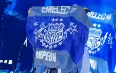 Christian Castro desata controversia al ondear la bandera azul de Emelec en concierto.