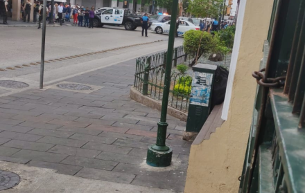 Una mochila en una de las puertas del Mercado Central causa temor.