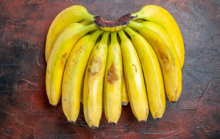 vista-superior-de-platanos-amarillos-sobre-fondo-oscuro