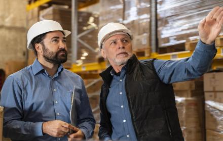 empleados-masculinos-en-almacen