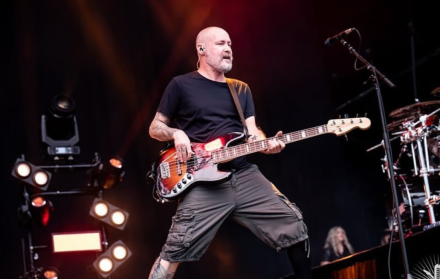 SAM RIVERS, músico estadounidense, conocido por ser co-fundador y bajista de la banda de nu metal Limp Bizkit. Falleció el 18 de octubre 2025.