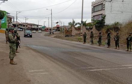 Los militares custodian varias vías del país para evitar los cierres de carreteras debido al paro nacional de la Conaie, el cual cumple 30 días este 21 de octubre de 2025.