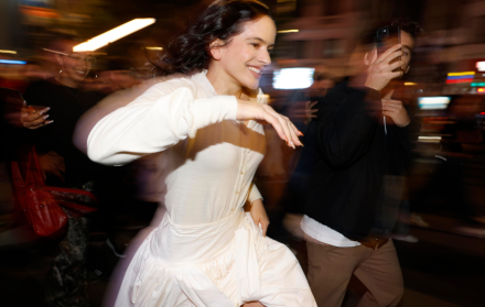La artista Rosalía a su llegada a Callao en una aparición sorpresa para presentar su cuarto álbum, este lunes en Madrid.